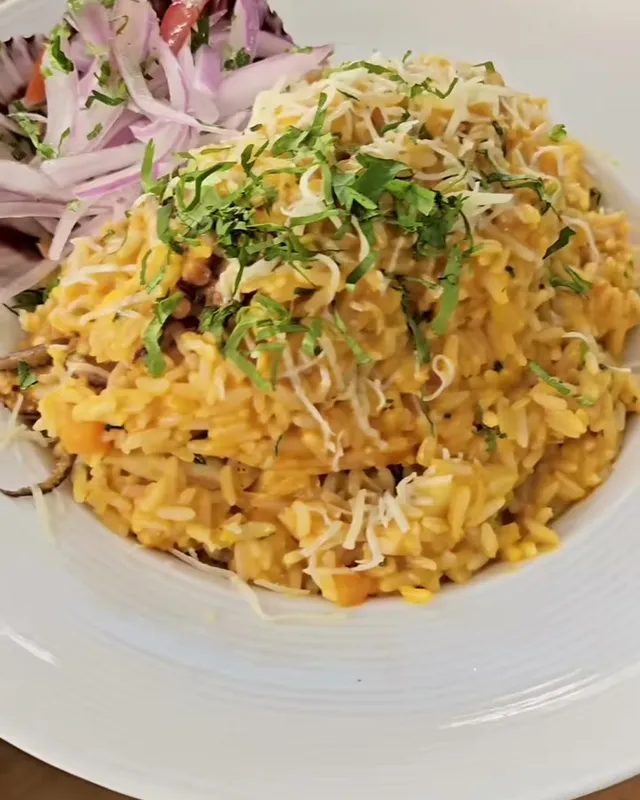 Arroz con mariscos con salsa criolla encima