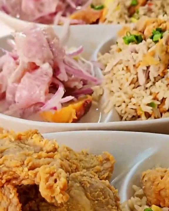 Un combinado de ceviche con arroz chaufa y chicharrón de pescado